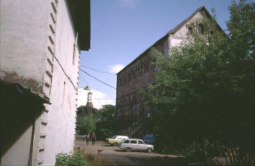 Monks House (l) Kuznechnaya  Tower & Refectory